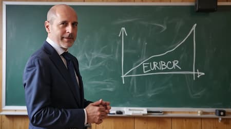 Economista explicando el Euribor (IA modelo LoRA)